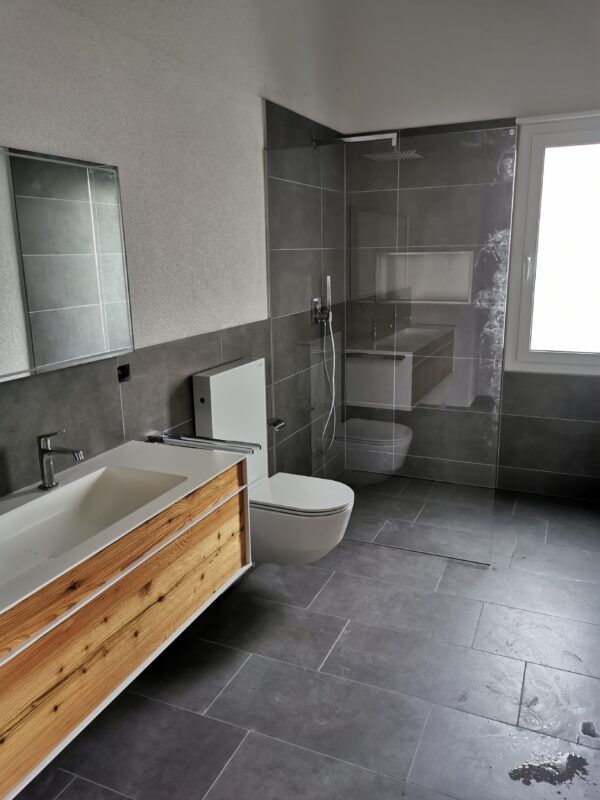 Bodenebene, barrierefreie Dusche mit grossformatigen Platten